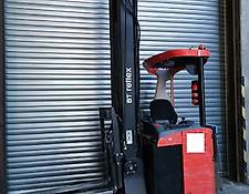 BT RRE 160 // 2.975 Std. / Seitenschieber / 3.+4. Ventil / Batt. Bj. 2014 / HH 9.000 mm / FH 3.000 mm / Triplex